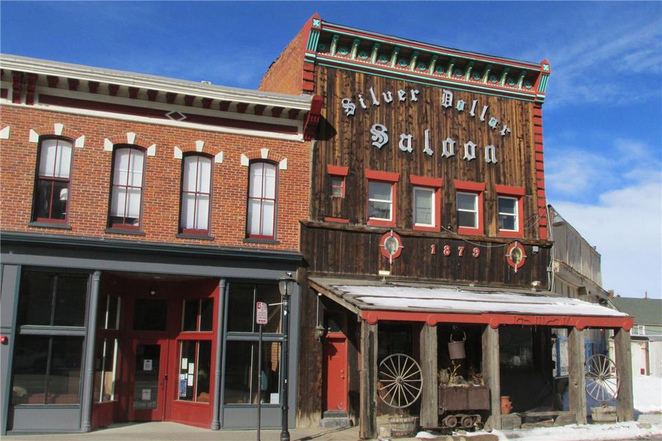 1879 gegründet, ist der Silver Dollar Saloon die viertälteste Bar in Colorado, noch mit originalen Kachelböden, maßgefertigter Bar und alten Diamantstaubspiegeln.Heike Schmidt-Windhoff/dpa-tmn