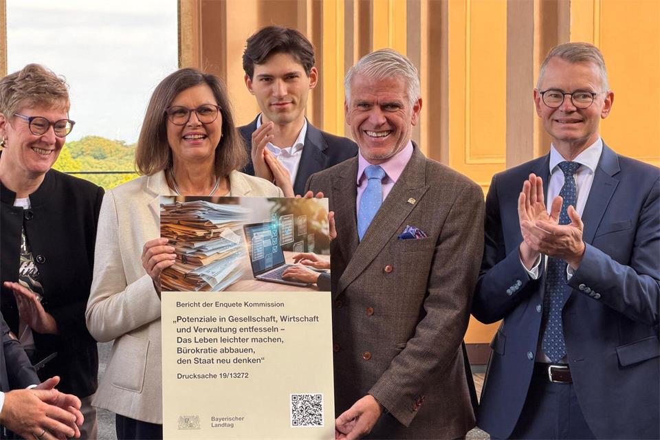 193 Maßnahmen schlägt eine Landtags-Kommission zum Bürokratieabbau vor. Steffen Vogel (CSU, 2.v.r.) hat die Vorschläge mit weiteren Kommissionsmitgliedern Landtagspräsidentin Ilse Aigner (CSU, 2.v.l.) überreicht.Julian Degler/dpa
