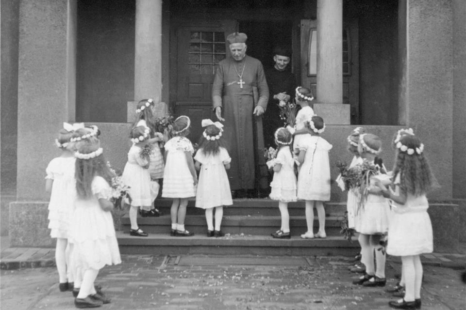 1938 besuchte Bischof Clemens von Galen die Mädchenschule Raesfelds. Heute befindet sich an ihrer Stelle das Rathaus der Gemeinde.