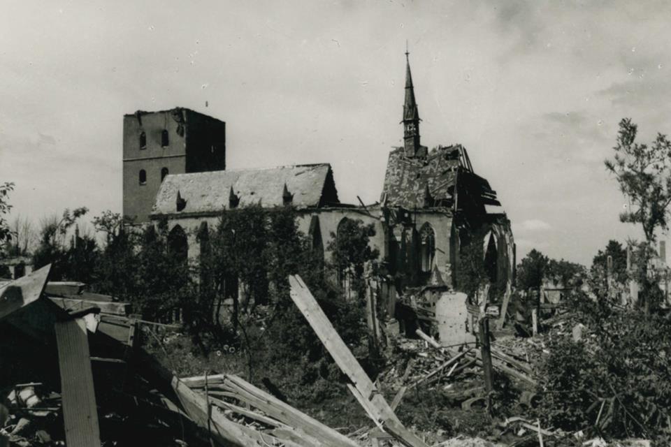 1945: Blick von der Mönkenstiege auf St. Remigius.Foto Schmitz / Dahm (Borken), © Stadtarchiv Borken.