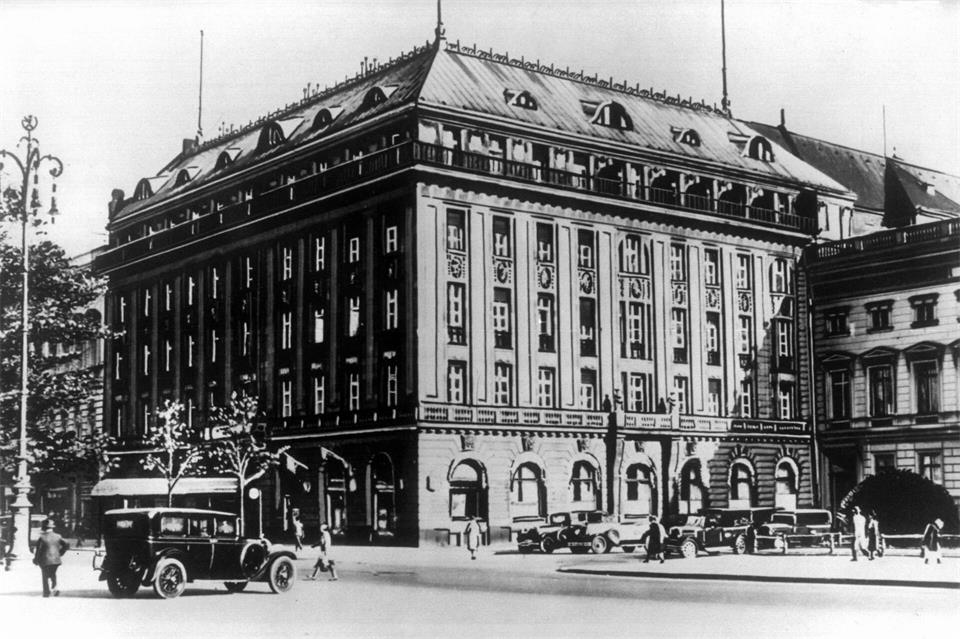 1945 brannte das prunkvolle Gebäude am Pariser Platz weitgehend ab. (Archivbild)dpa