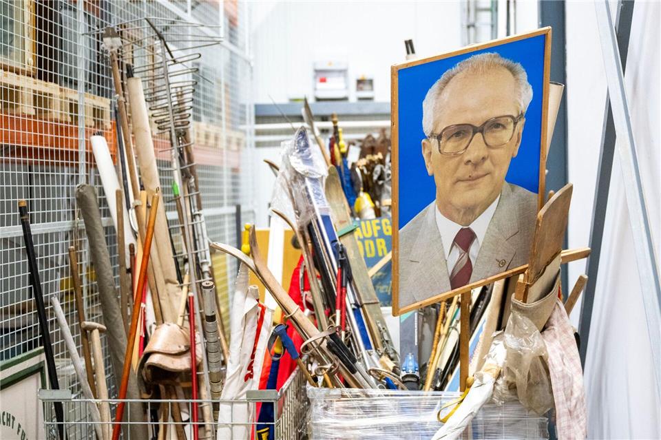 1971 wurde Erich Honecker zum ersten Sekretär des Zentralkomitees der SED bestimmt - ein Bild von ihm steht hier im Depot des DDR-Museums. Christophe Gateau/dpa