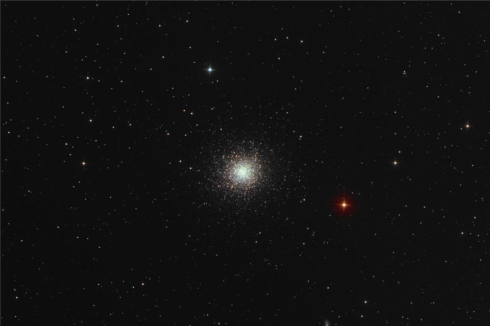 1974 wurde eine Nachricht an diesen Kugelsternhaufen gesandt. Bis eine eventuelle Antwort kommt, dauert es allerdings noch etwas; rund 50.000 Jahre.