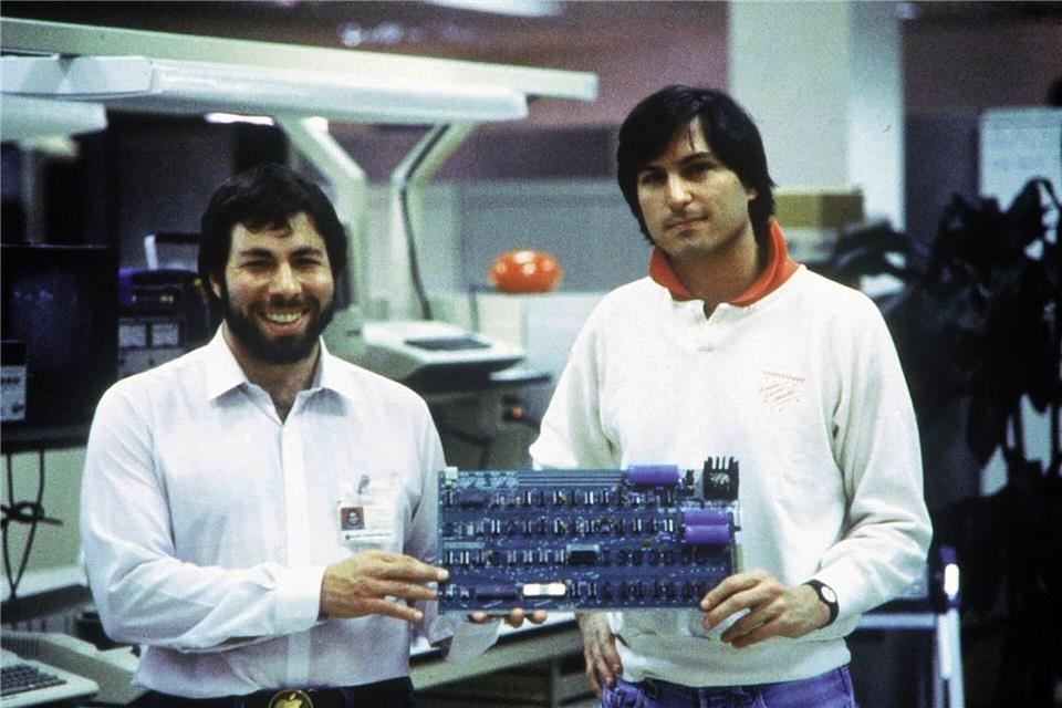 1976: Das erste Apple-Produkt - der Apple I - wurde von Steve Wozniak (l) entworfen. Rechts: Steve Jobs. picture alliance / dpa