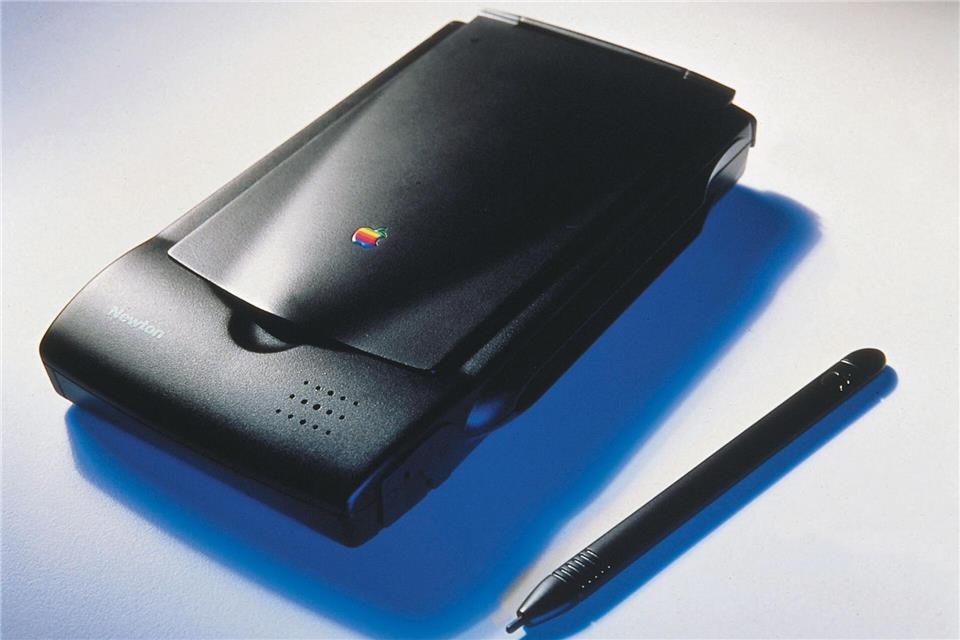 1990: Ein Vorserienmodell des „Apple Newton“. Die Entwicklung des Persönlichen Digitalen Assistenten (PDA) starte unter dem damaligen Apple-Chef John Sculley. picture alliance / dpa