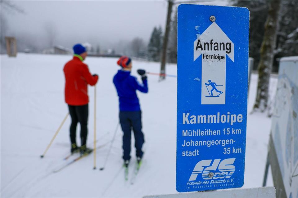 1992 wurde die Loipe auf dem Erzgebirgskamm aus der Taufe gehoben. Seither lockt sie alljährlich Skifahrer aus nah und fern. Jan Woitas/dpa