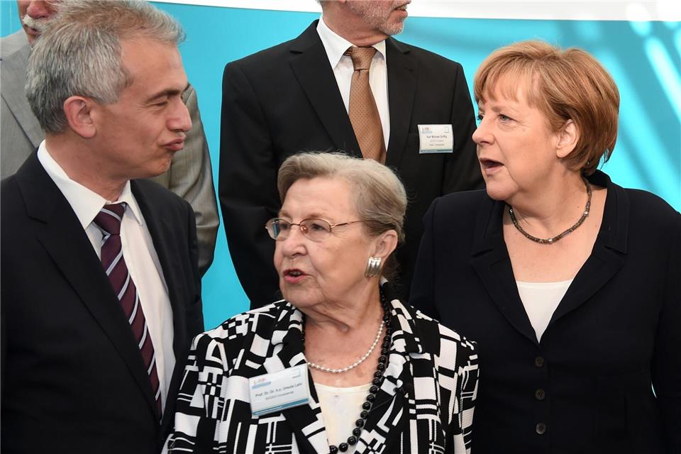 1995 gründete Ursula Lehr (m.) das Deutsche Zentrum für Alternsforschung. (Archivbild)picture alliance / dpa
