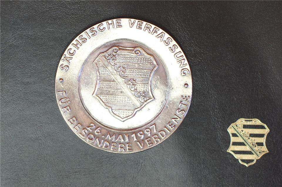 1997 gestiftet wurden bisher mehr als 200 engagierte Bürgerinnen und Bürger in Sachsen mit der Verfassungsmedaille aus Silber geehrt. (Symbolbild)Sebastian Willnow/dpa