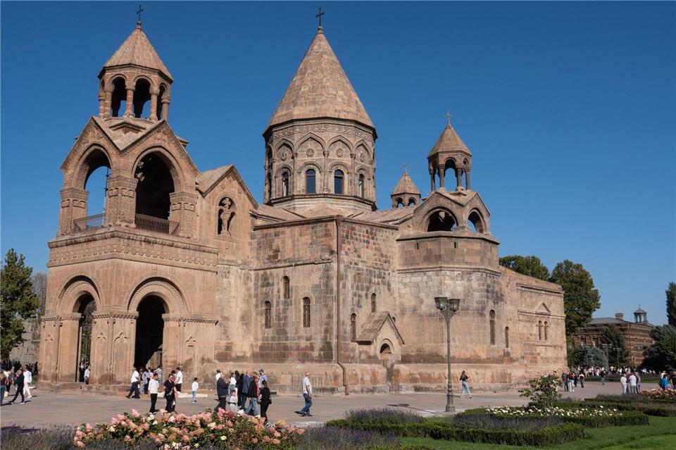 20 Kilometer westlich von Jerewan gelegen: die Kathedrale von Etschmiadsin.Andreas Drouve/dpa-tmn