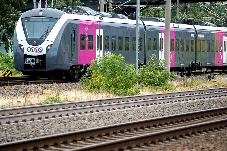 20 Männer setzten einen Regionalzug fest und besprühen ihn mit Graffiti. (Symbolbild)Hauke-Christian Dittrich/dpa