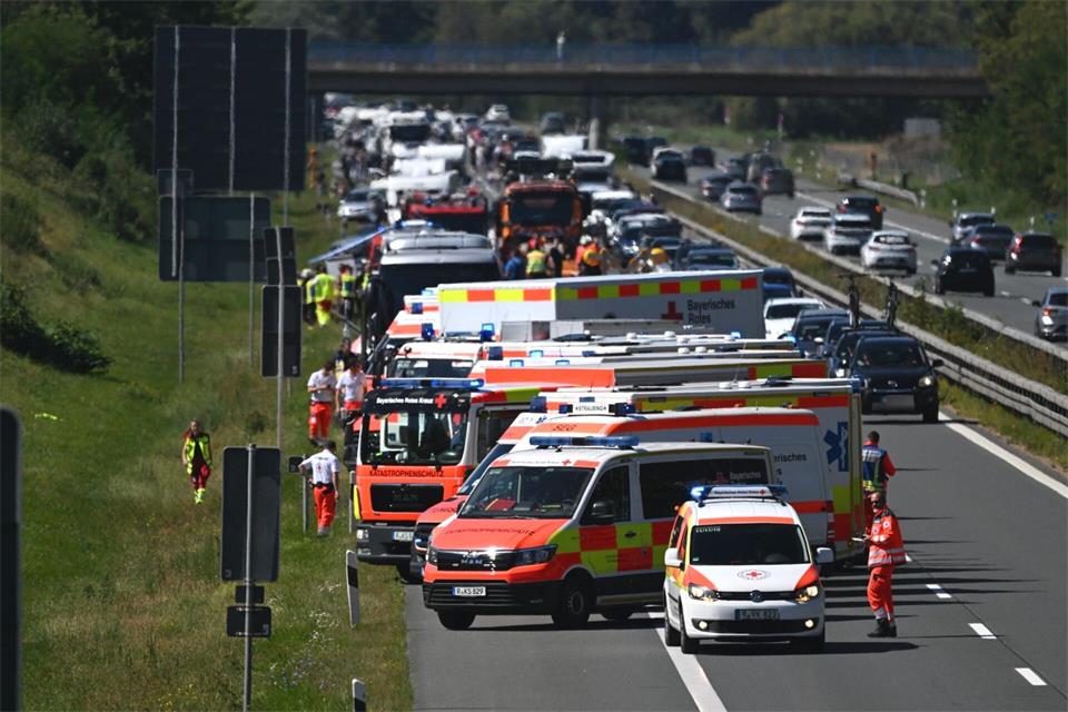 20 Menschen wurden nach Polizeiangaben verletzt.Markus Zechbauer/zema-medien.de/dpa