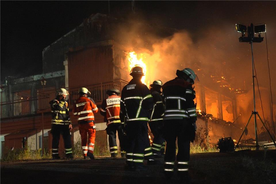 200 Einsatzkräfte der Feuerwehr löschen ein leerstehendes Hotel in Hamburg.Sebastian Peters/NEWS5/dpa