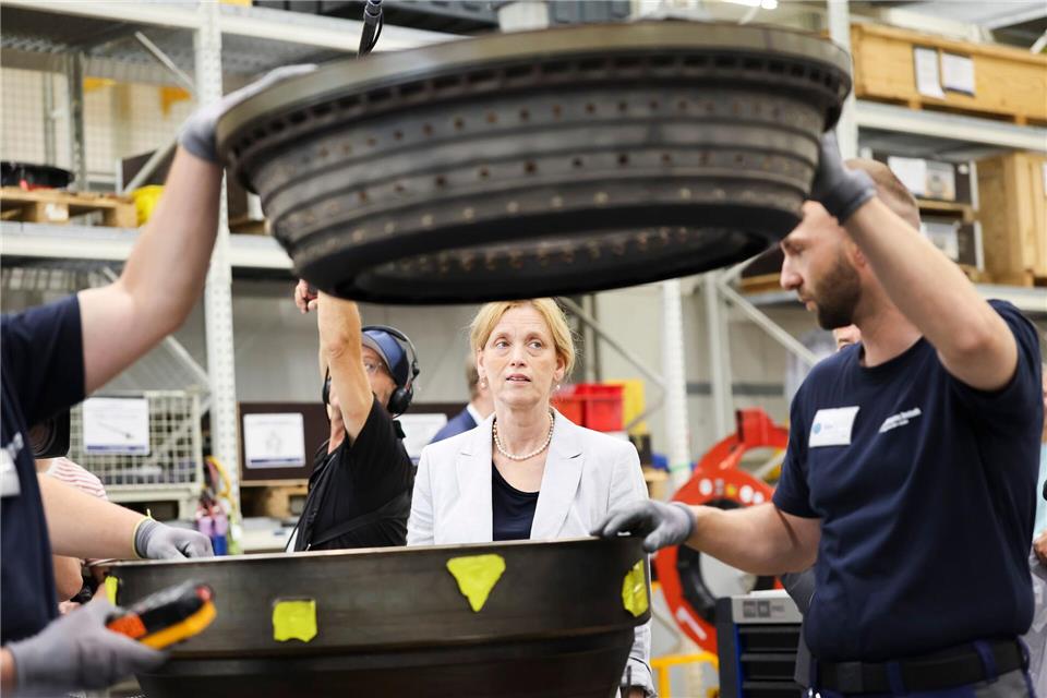 200 Quereinsteigerinnen und Quereinsteiger lernen derzeit bei der Lufthansa Technik Hamburg.Christian Charisius/dpa