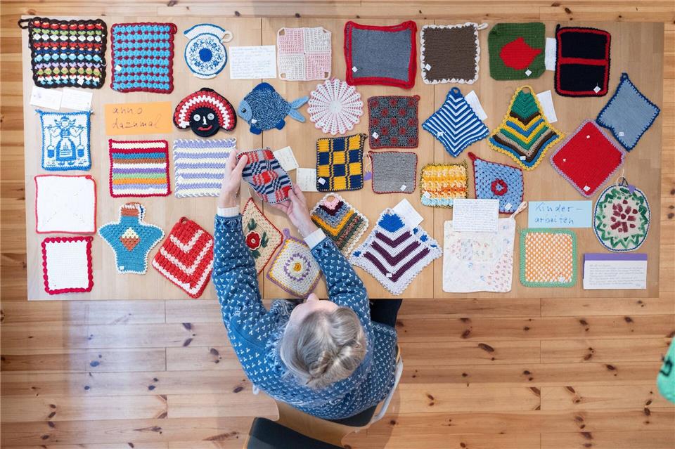 200 Topflappen hat Christina Koenig in ihrer Galerie Himmlisch gesammelt.Sebastian Kahnert/dpa