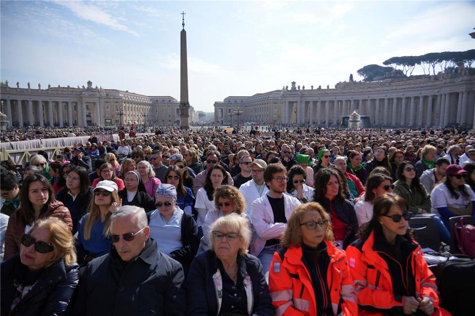 20.000 Gläubige waren zu einer Messe für die Kranken gekommen.Andrew Medichini/AP/dpa