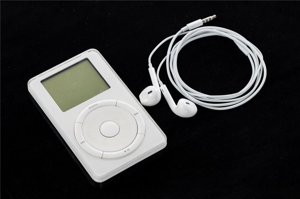 2001: Durch die weißen Kopfhörer war der erste iPod schon von Weitem zu erkennen. Sergei Magel/HNF/