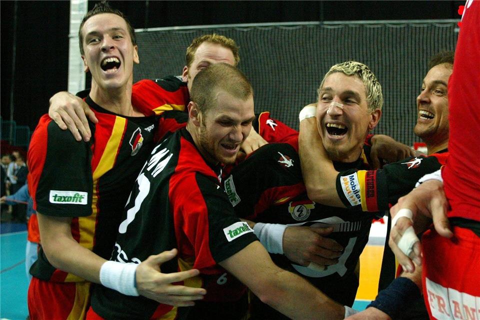 2003 durften die DHB-Spieler um Stefan Kretzschmar (r) den Halbfinalsieg gegen Frankreich bejubeln. (Archivbild)Lusa Antonio Cotrim/epa/dpa