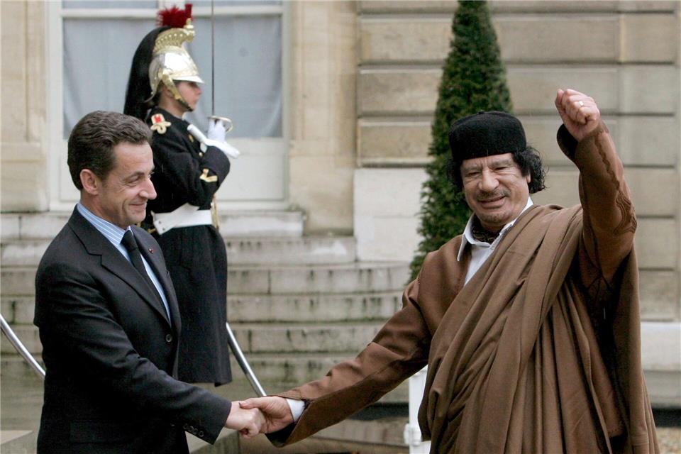 2007: Sarkozy empfängt Al-Gaddafi mit Pomp im Élysée-Palast. (Archivbild)epa Maya Vidon/EPA/dpa