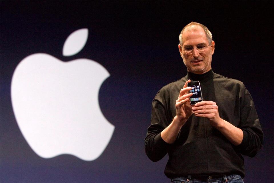 2007: Steve Jobs stellt am 29. Januar das erste iPhone in San Francisco vor.John G. Mabanglo/EPA FILES/dpa