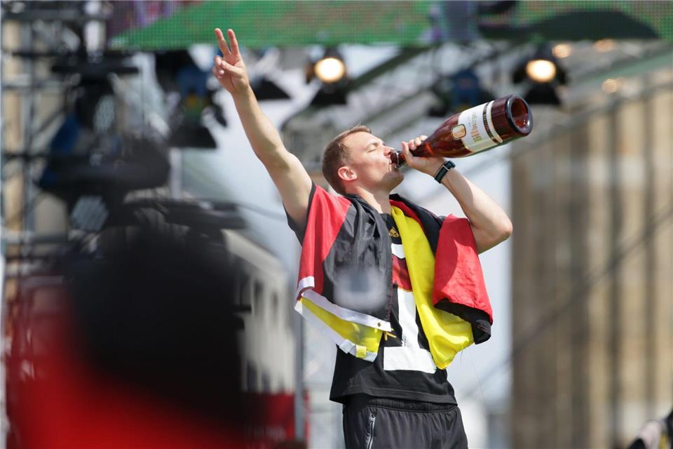 2014 feiert Manuel Neuer mit dem DFB-Team den WM-Sieg in Berlin. (Archivbild) picture alliance / dpa