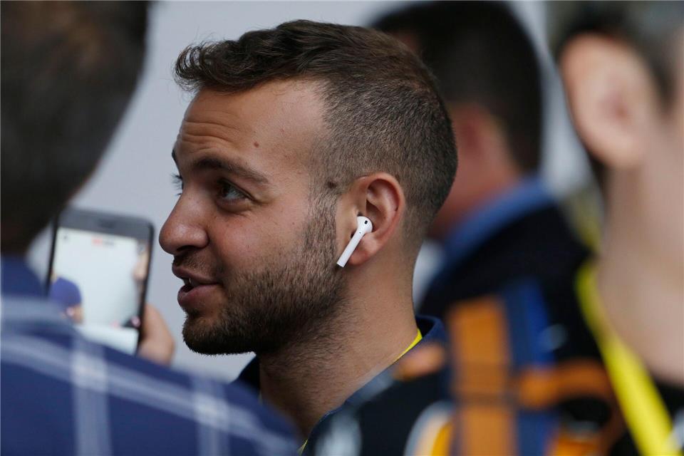 2016: Ähnlich wie bei den Kopfhörern für den iPod setzt Apple bei den kabellosen Airpods auf die Signalfarbe Weiß. picture alliance / dpa