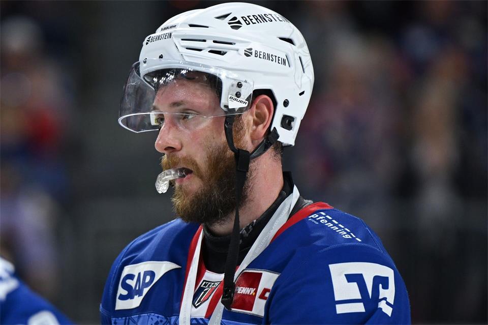 2016 und 2017 Titelträger in der NHL: Mannheims Tom Kühnhackl. (Archivbild)Florian Wiegand/dpa