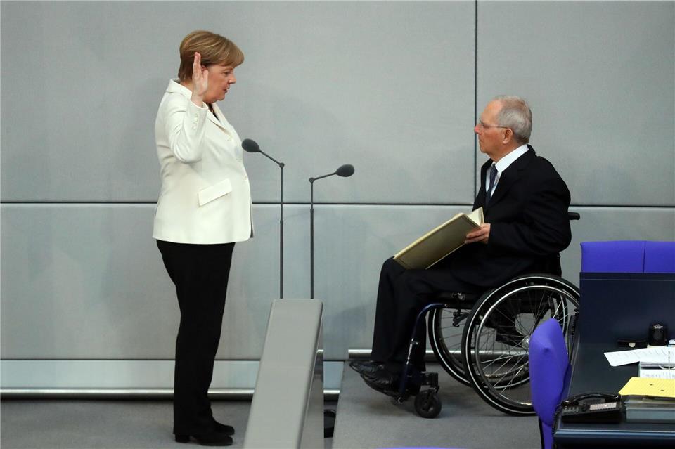 2018 - Bundeskanzlerin Angela Merkel und Bundestagspräsident Wolfgang Schäuble bei der Vereidigung. Kay Nietfeld/dpa