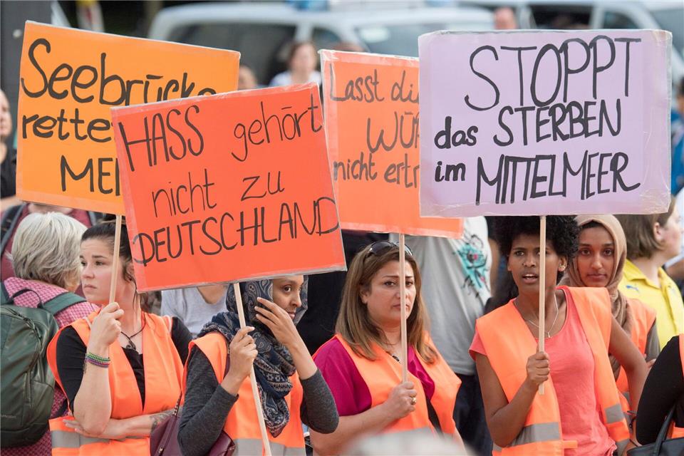 2018 demonstrierten Menschen in Frankfurt für den Schutz von Flüchtlingen. (Archivfoto)Boris Roessler/dpa