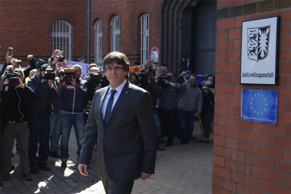 2018 wurde Puigdemont wegen eines spanischen Haftbefehls kurzzeitig in Schleswig-Holstein festgenommen. Nach 13 Tagen konnte er damals die Justizvollzugsanstalt in Neumünster wieder verlassen.Axel Heimken/dpa