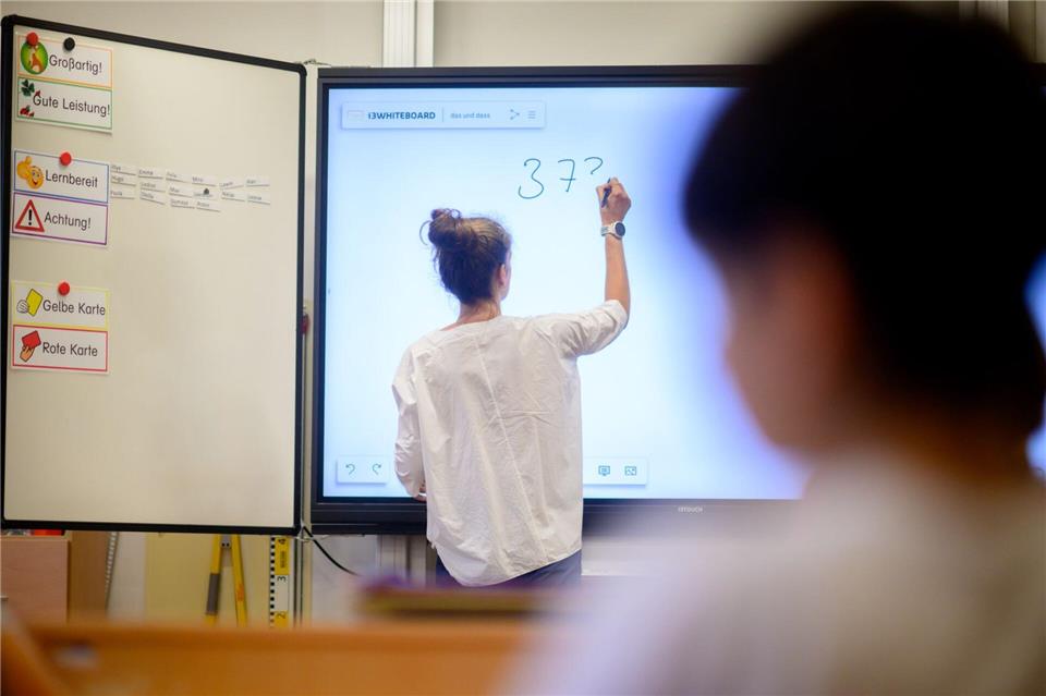 2019 haben Bund und Länder mit dem Digitalpakt Schule ein Förderprogramm zum technischen Ausbau von Schulen gestartet. (Archivbild)Julian Stratenschulte/dpa