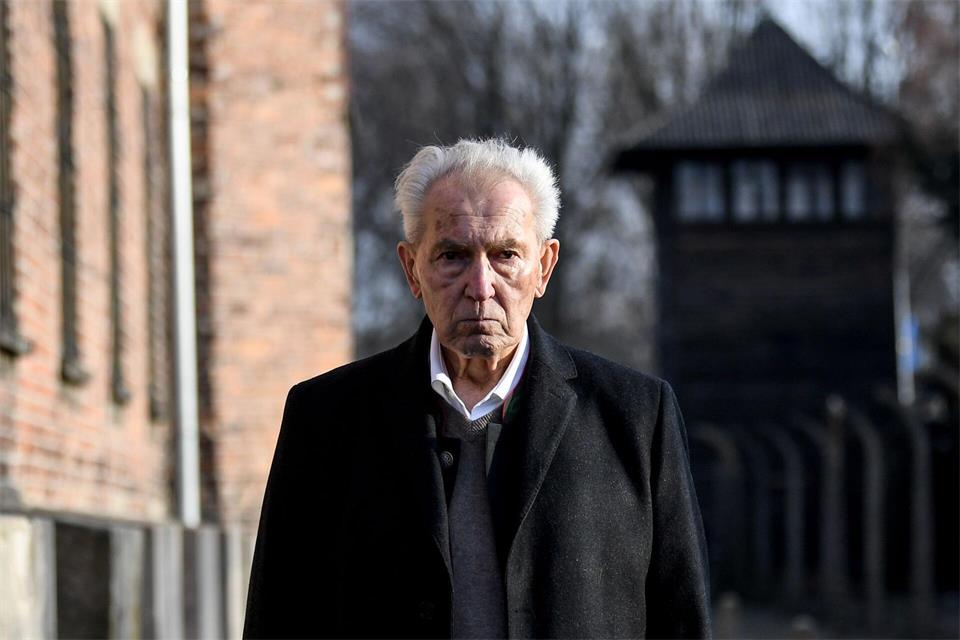 2020 besuchte Höllenreiner das ehemalige Konzentrationslager Auschwitz-Birkenau (Archiv).Britta Pedersen/dpa-Zentralbild/dpa