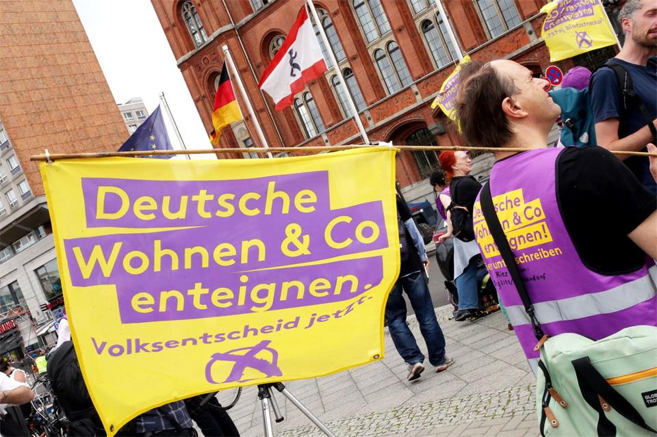 2021 hatte sich eine Mehrheit bei einem Volksentscheid für die Vergesellschaftung großer Wohnungsunternehmen ausgesprochen. (Archivbild)Wolfgang Kumm/dpa