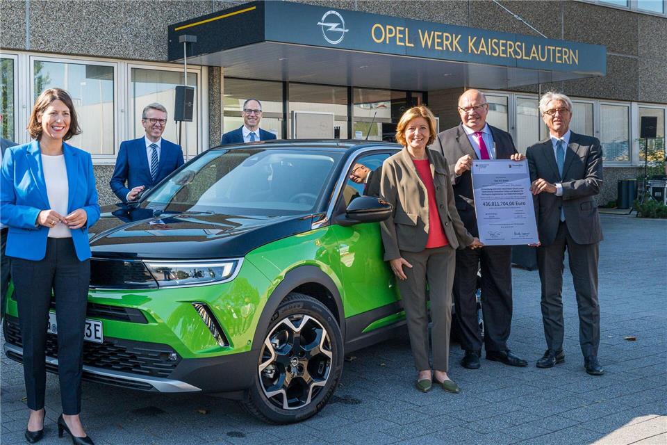 2021 überreichten unter anderem die frühere Ministerpräsidentin Dreyer und Ex-Bundeslandwirtschaftsminister Altmaier einen Zuwendungsbescheid für die Fabrik. (Archivbild)Oliver Dietze/dpa