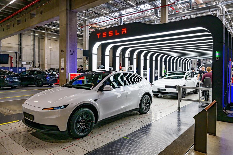 2022 hat Tesla die Produktion in seiner neuen Autofabrik in Grünheide (Brandenburg) aufgenommen und investiert weiter in den Standort. (Archivbild)Patrick Pleul/dpa
