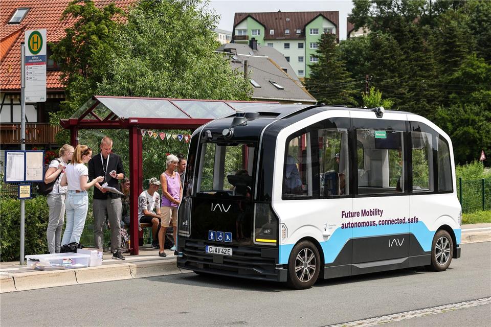 2023 fuhr bereits ein automatisiertes Shuttle zu Testzwecken im Erzgebirge. (Archivbild)Jan Woitas/dpa