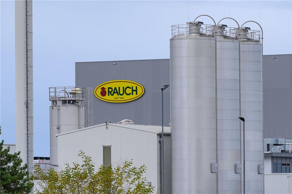 2023 haben die österreichischen Unternehmen Red Bull und Rauch den auf der Kippe stehenden Getränkeabfüller Urstromquelle im brandenburgischen Baruth/Mark übernommen. Patrick Pleul/dpa