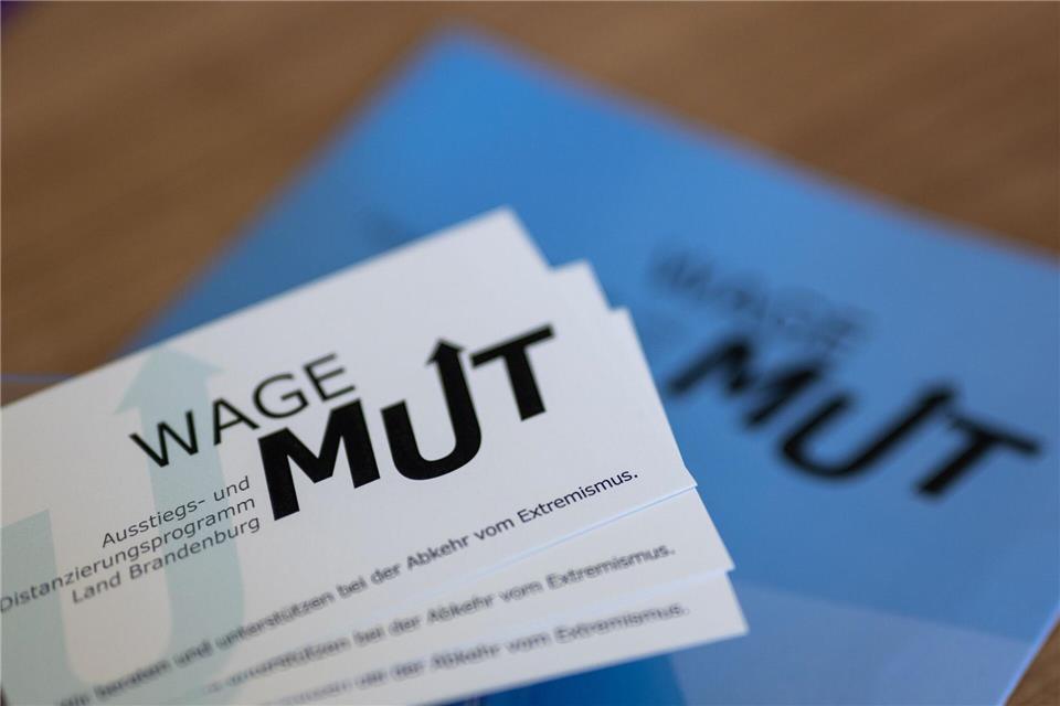 2023 hat Brandenburg ein Aussteigerprogramm ins Leben gerufen für Extremisten, die aus der Szene  aussteigen wollen. (Archivbild)Monika Skolimowska/dpa