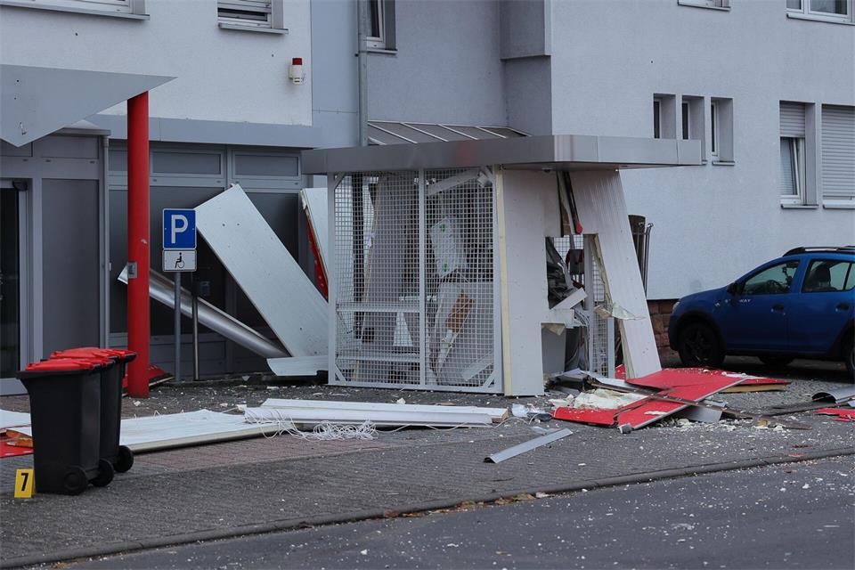 2023 ist in Hasselroth im Main-Kinzig-Kreis ein Geldautomat in die Luft geflogen. In den Folgejahren ist diese Art der Kriminalität in Hessen merklich zurückgegangen. (Archivbild)Marc Webersinn/5vision.news/dpa