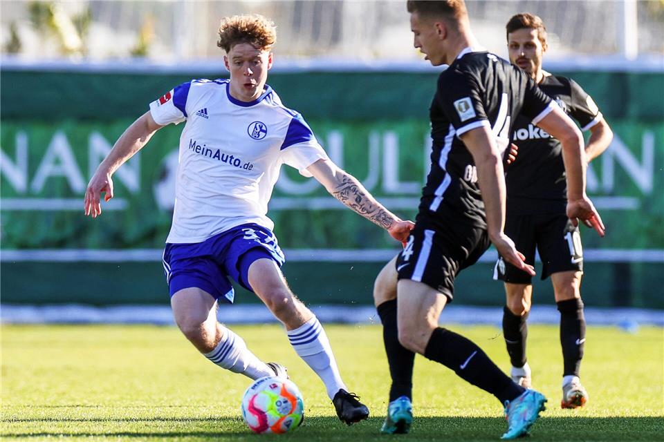 2023 stand er noch beim FC Schalke 04 unter Vertrag: Waldhofs Neuzugang Joey Müller (l). Tim Rehbein/dpa