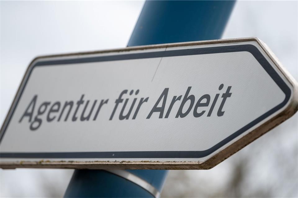 2023 wünschten sich fast 3,2 Millionen nicht erwerbstätige Menschen in Deutschland eigentlich eine bezahlte Arbeit.