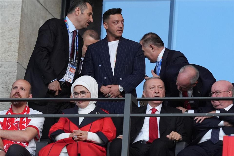 2024 besuchte Mesut Özil zusammen mit Recep Tayyip Erdogan ein EM-Spiel der Türkei in Deutschland. (Archivbild)Marcus Brandt/dpa