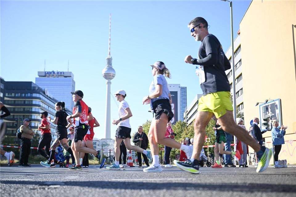 2024 haben 54.280 Menschen die komplette Marathon-Distanz absolviert. (Archivbild)Sebastian Christoph Gollnow/dpa