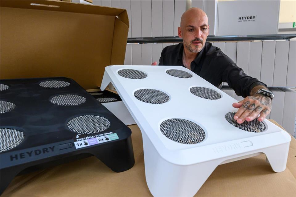 2024 hat Marcel Nagler seinen Wäschetrockner auf den Markt gebracht. Nun setzt der Gründer auf KI, um sein Produkt beim Verbraucher anzupreisen. Hendrik Schmidt/dpa