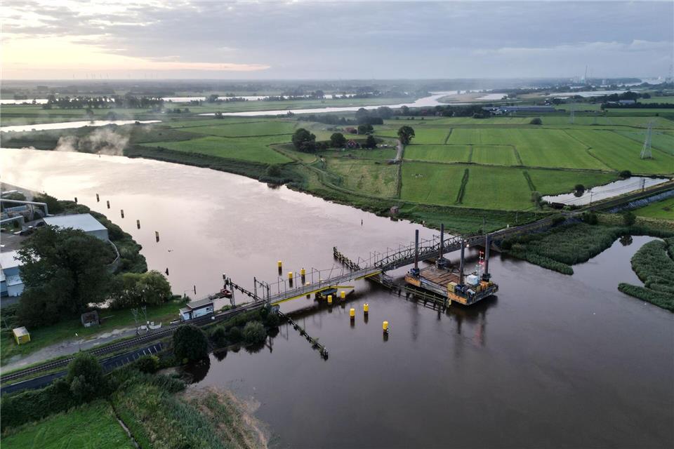 2024 kam es an der Huntebrücke bei Elsfleth zu gleich zwei Kollisionen. (Archivbild)Lars Penning/dpa
