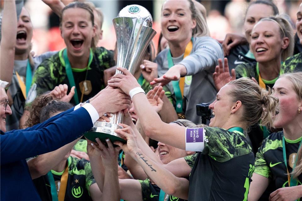 2024 nach dem Finale gegen Bayern durfte Alexandra Popp den DFB-Pokal in die Höhe stemmen - und diesmal? (Archivbild)Fabian Strauch/dpa