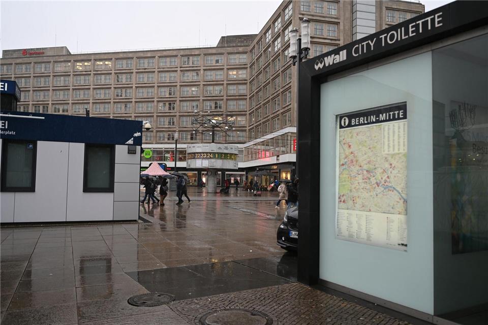 2024 war das WC-Center am Alexanderplatz die mit Abstand am häufigsten genutzte Toilettenanlage in Berlin. (Archivbild)Leonie Asendorpf/dpa