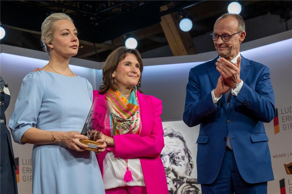 2024 war die Welt beim Ludwig-Erhard-Gipfel noch in Ordnung: Damals hielt der heutige Kanzler Merz die Laudatio für Julia Nawalnaja. (Archivbild)Peter Kneffel/dpa