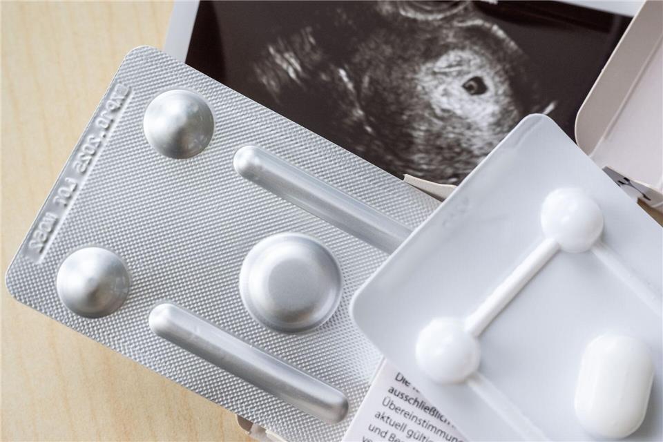 2025 gab es erstmals mehr Abtreibungen mit Medikamenten als mit OP (Symbolbild).Hendrik Schmidt/dpa