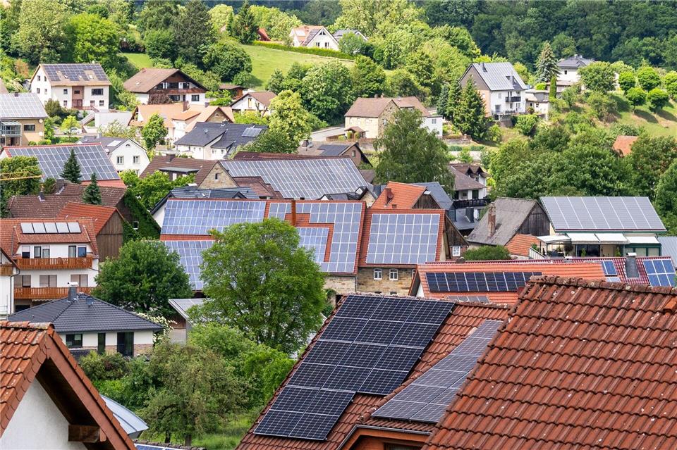 2025 gaben Deutschlands Hausbesitzer vergleichsweise wenige neue Solaranlagen in Auftrag. In diesem Jahr jedoch profitieren Solarinstallateure von einer möglicherweise kurzlebigen Sonderkonjunktur. (Archiv) David Inderlied/dpa