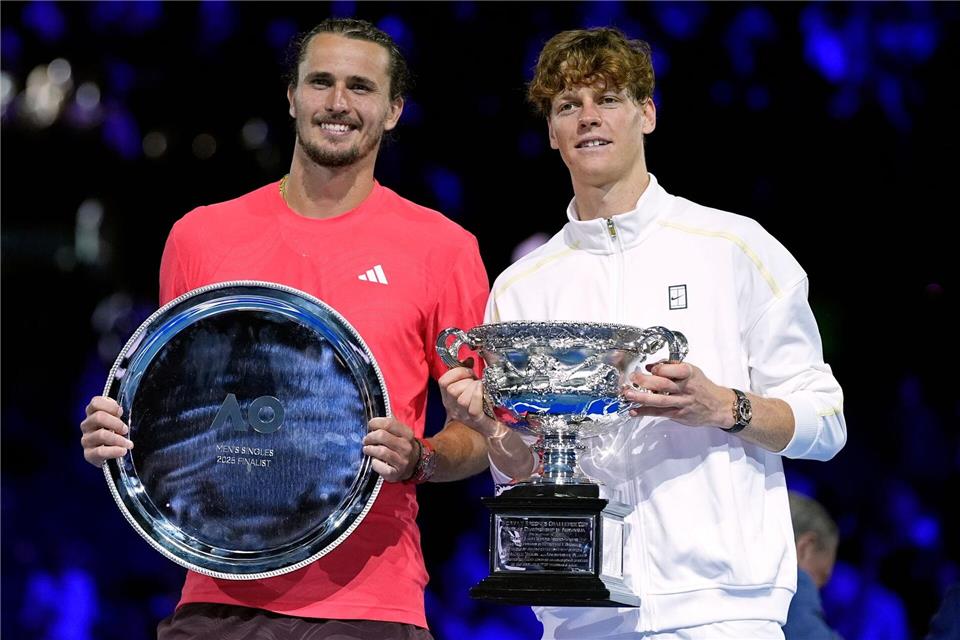 2025 gewann Jannik Sinner (r.) im Finale von Melbourne gegen Alexander Zverev. (Archivbild)Asanka Brendon Ratnayake/AP/dpa